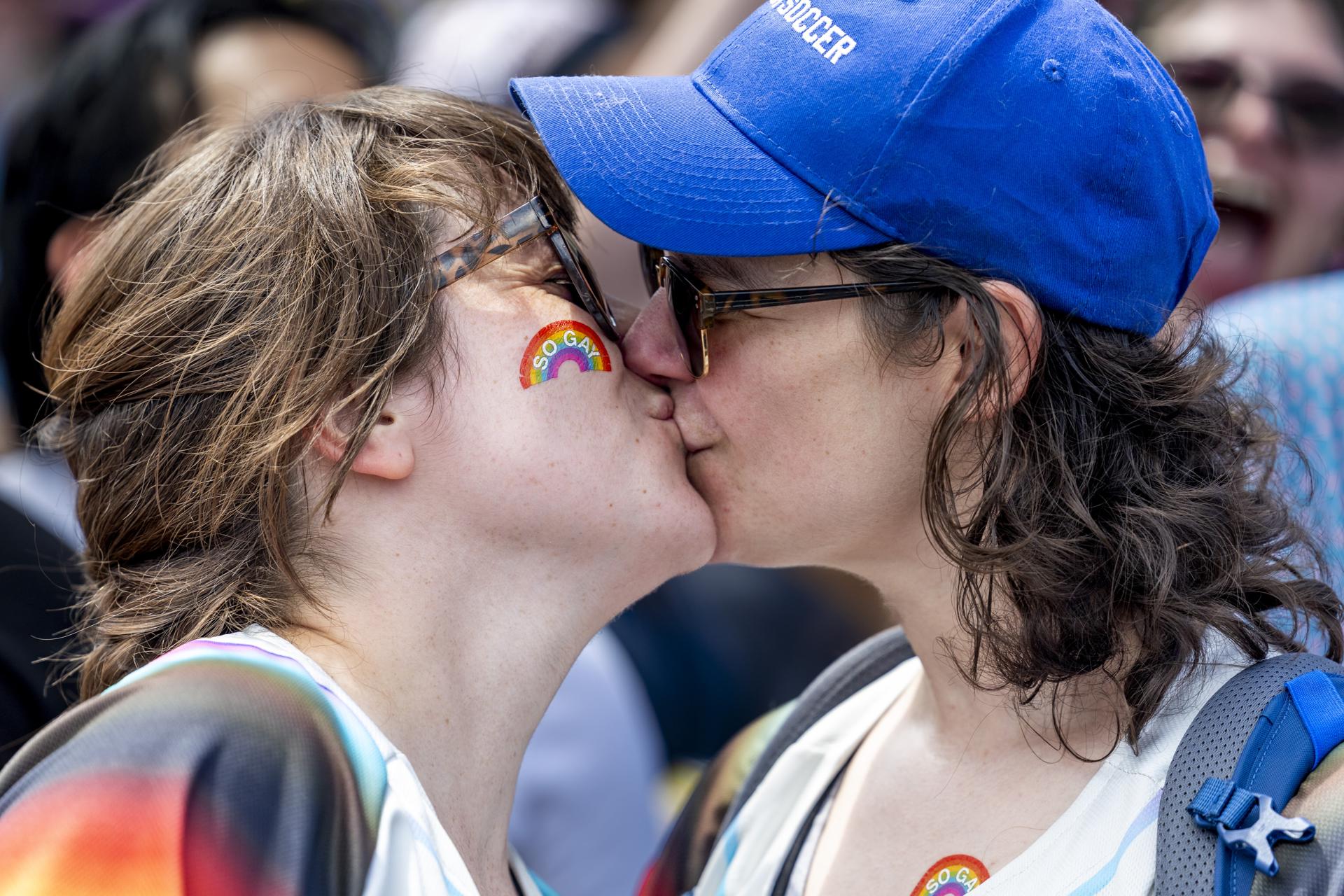 Dos chicas se besan durante el desfile del World Pride 2025 en Washington, DC, EE.UU. EFE/SHAWN THEW
