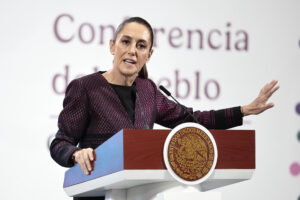 La presidenta de México, Claudia Sheinbaum, habla durante una rueda de prensa este miércoles, en el Palacio Nacional, en Ciudad de México (México). EFE/ José Méndez