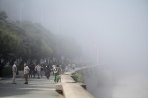 Vista de la niebla en los arenales de A Coruña este viernes. EFE/Moncho Fuentes