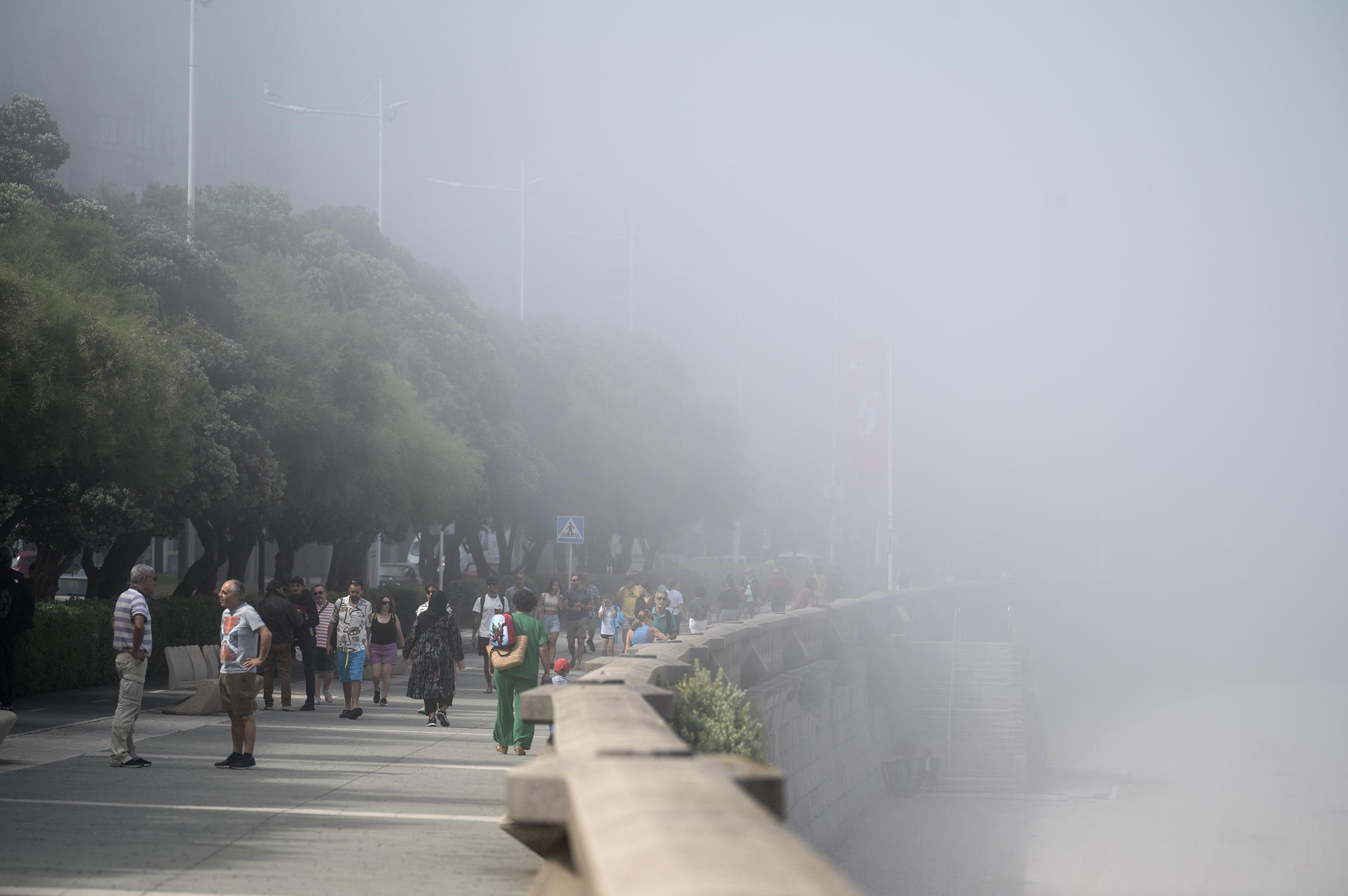 Vista de la niebla en los arenales de A Coruña este viernes. EFE/Moncho Fuentes