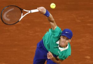 Jannik, en el partido ante Djokovic. EFE/EPA/YOAN VALAT