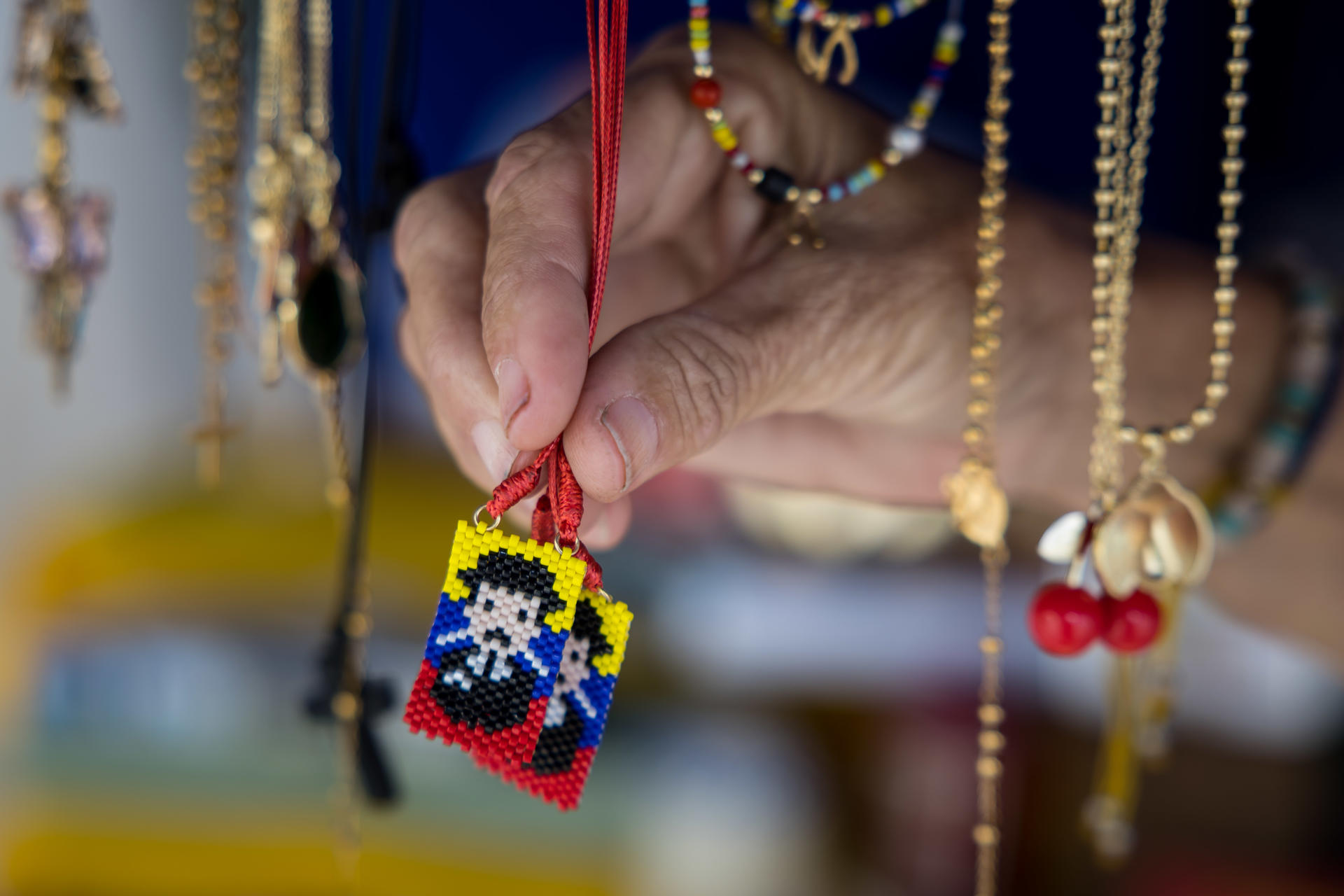 Una persona sostiene la imagen de José Gregorio Hernández afuera de la iglesia La Candelaria este viernes, en Caracas (Venezuela). EFE/ Miguel Gutiérrez
