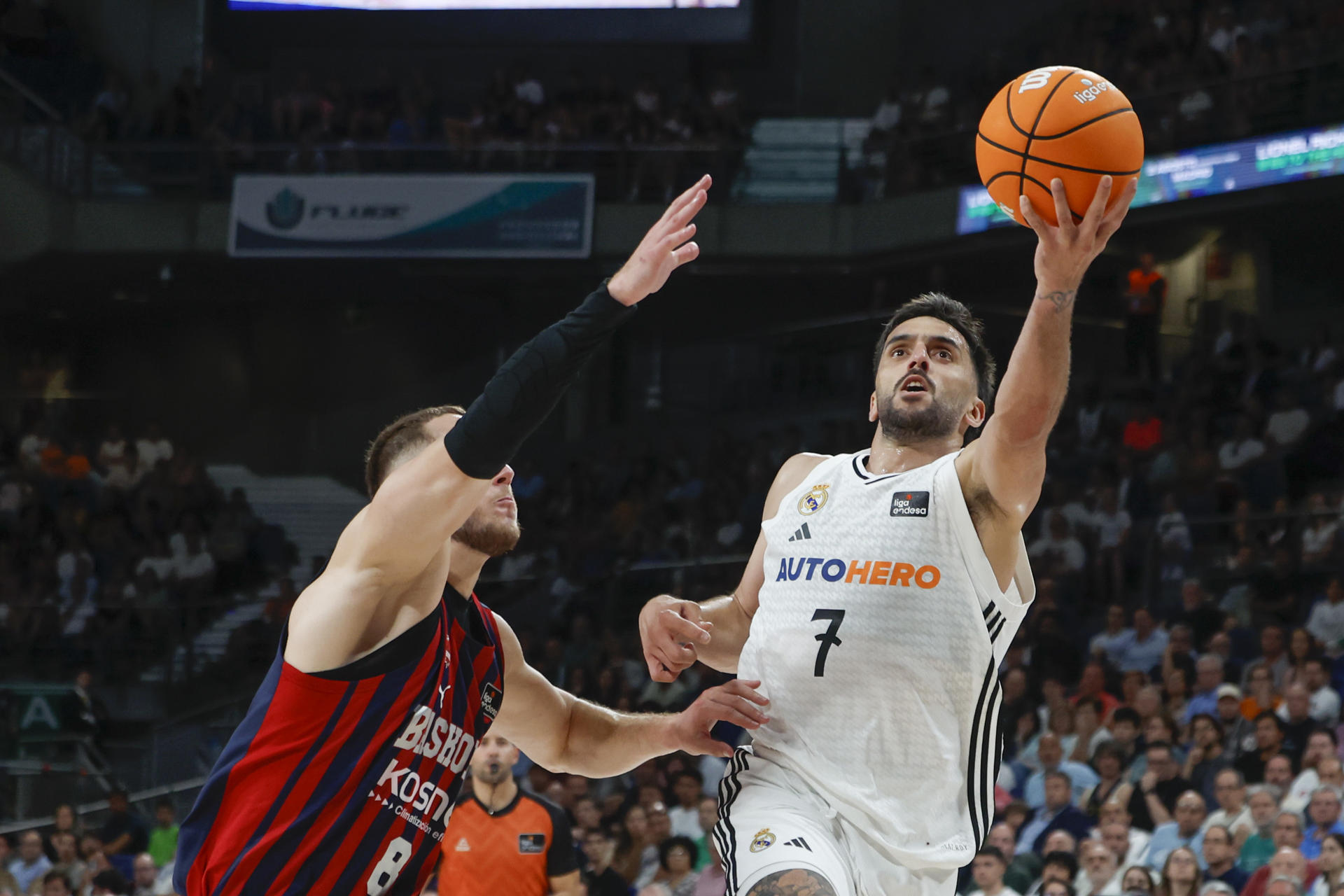 El base argentino del Real Madrid, Facundo Campazzo (d) supera al alero lituano del Baskonia Tadas Sedekerekis durante el primer partido del playoff de cuartos de final de la Liga Endesa de baloncesto que se disputa este martes en el Movistar Arena de Madrid. EFE/ Juanjo Martin
