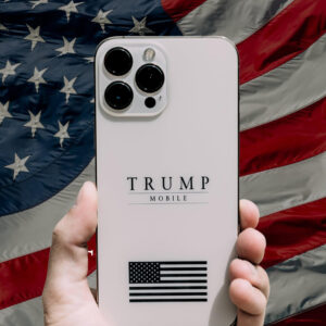 Fotografía tomada de la cuenta oficial de la red social X de Trump Mobile de una persona sosteniendo un celular. EFE/ Trump Mobile
