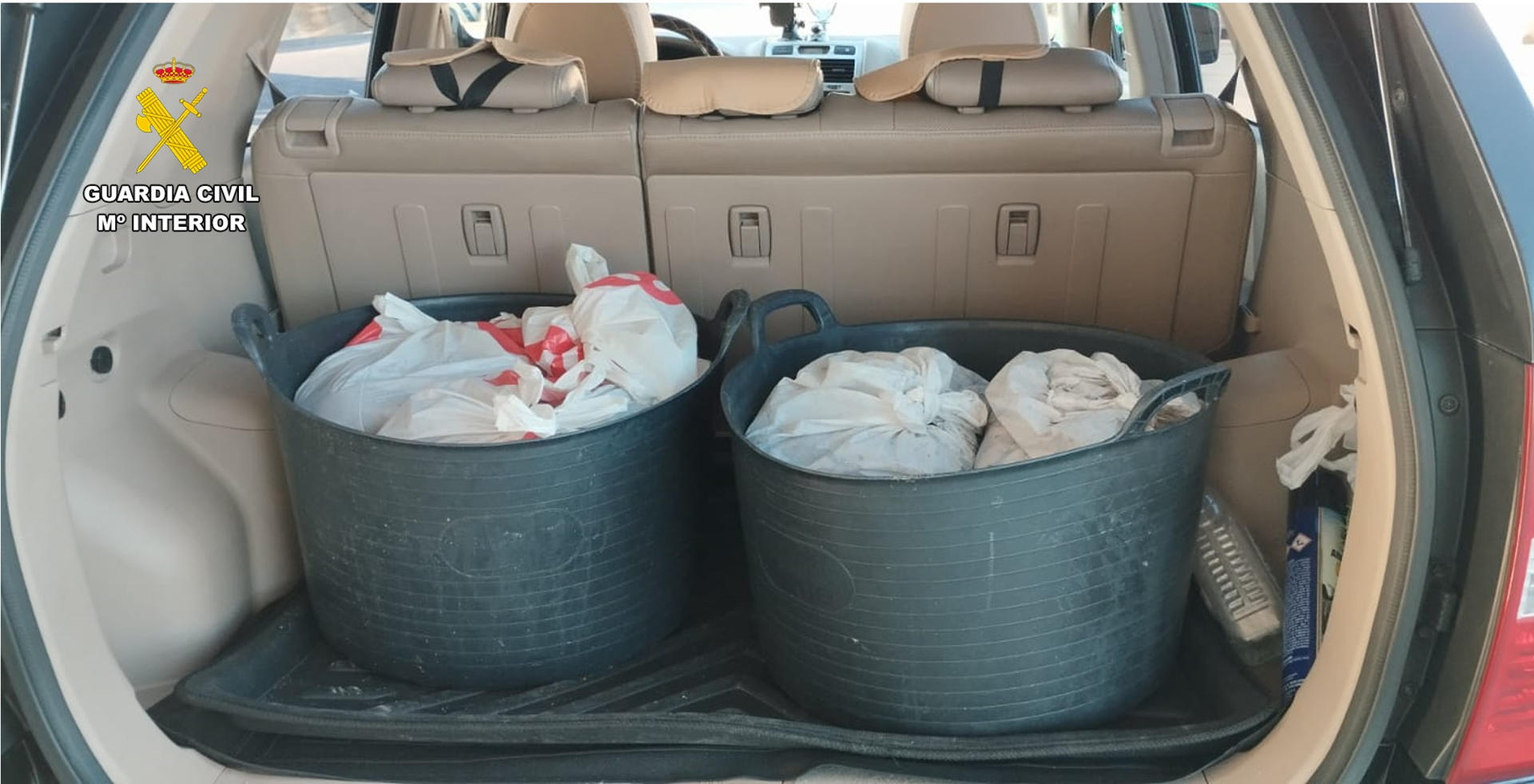 La Guardia Civil ha aprehendido, en dos actuaciones distintas, 250 kilogramos de pescado ilegal en menos de un mes en la localidad alicantina de Santa Pola, cuyos infractores se enfrentan a sanciones que pueden ascender hasta los 60.000 euros. En una de las intervenciones se requisaron 140 kilos de pulpo de roca inmaduro que pretendían sacar del puerto sin cumplir con los requisitos establecidos para su venta irregular, y en la otra 110 kilogramos de pulpo, gallina y morralla adquiridos de forma irregular por un establecimiento de restauración, según un comunicado del instituto armado. EFE/ Guardia Civil SOLO USO EDITORIAL/SOLO DISPONIBLE PARA ILUSTRAR LA NOTICIA QUE ACOMPAÑA (CRÉDITO OBLIGATORIO)