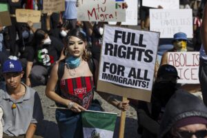 Activistas protestan contra la redadas migratorias en Los Ángeles (EE.UU.). EFE/EPA/CAROLINE BREHMAN