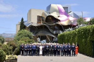 El rey Felipe VI, preside los actos de reconocimiento del centenario de la Denominación de Origen Calificada (DOCa) Rioja, este jueves, en las Bodegas de los Herederos del Marqués de Riscal en El Ciego, al que asisten el ministro de Agricultura, Luis Planas, los presidentes de las Comunidades Autónomas en las que recae la Denominación, Gonzalo Capellán (La Rioja), Imanol Pradales (País Vasco) y María Chivite (Navarra), entre otros. EFE/Raquel Manzanares