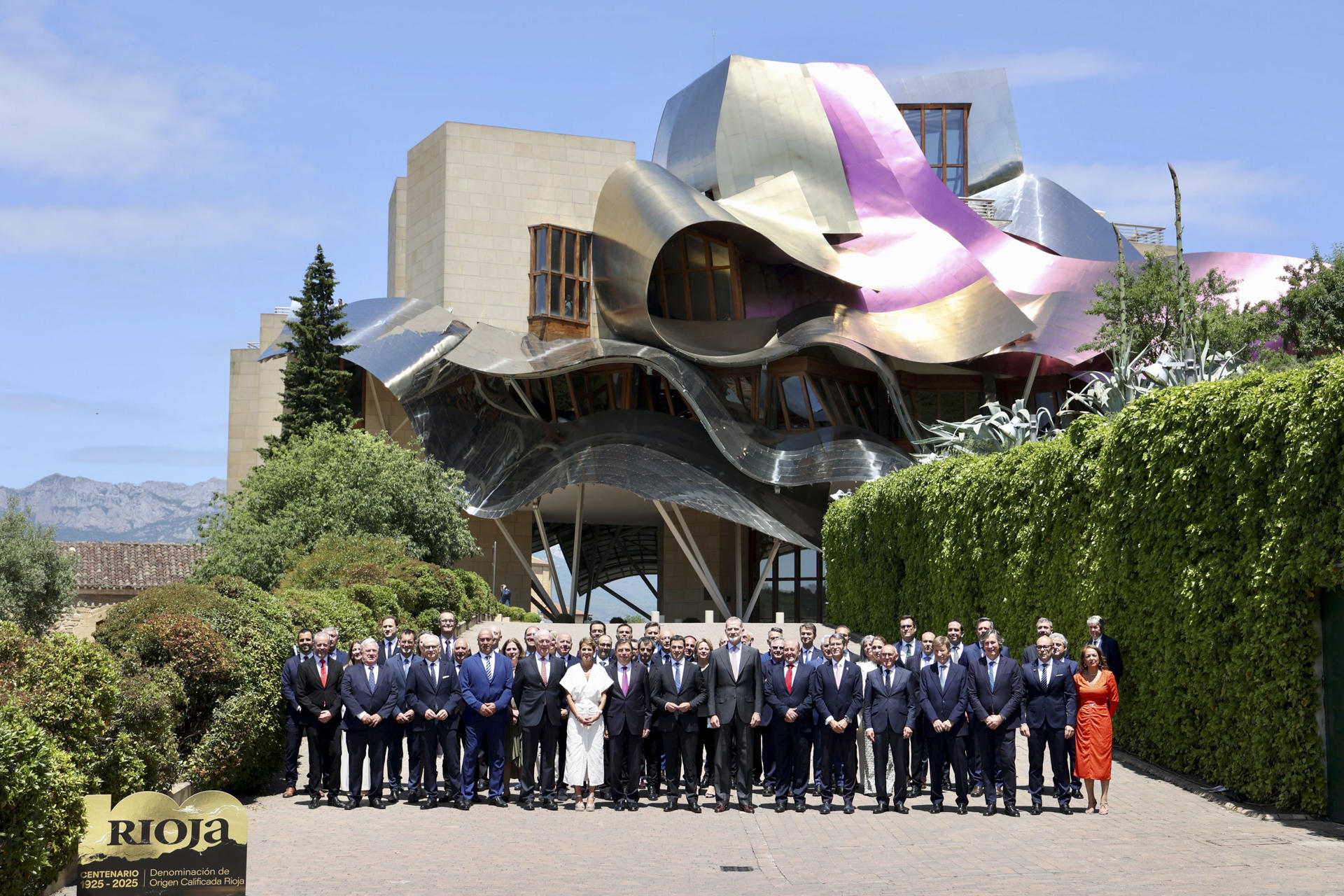 El rey Felipe VI, preside los actos de reconocimiento del centenario de la Denominación de Origen Calificada (DOCa) Rioja, este jueves, en las Bodegas de los Herederos del Marqués de Riscal en El Ciego, al que asisten el ministro de Agricultura, Luis Planas, los presidentes de las Comunidades Autónomas en las que recae la Denominación, Gonzalo Capellán (La Rioja), Imanol Pradales (País Vasco) y María Chivite (Navarra), entre otros. EFE/Raquel Manzanares