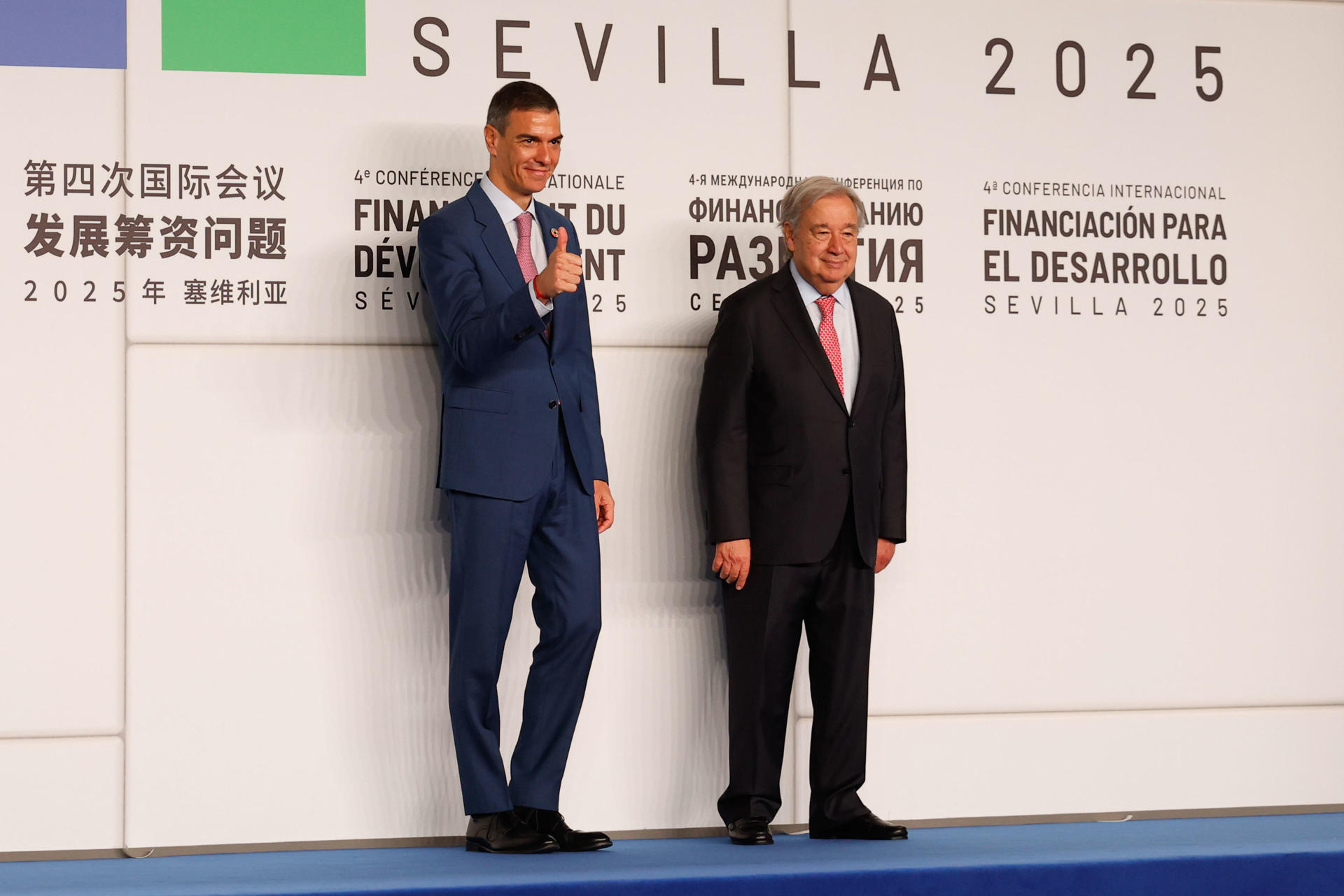 El presidente del Gobierno de España, Pedro Sánchez (i), posa junto al secretario general de la ONU, Antonio Guterres (d). EFE