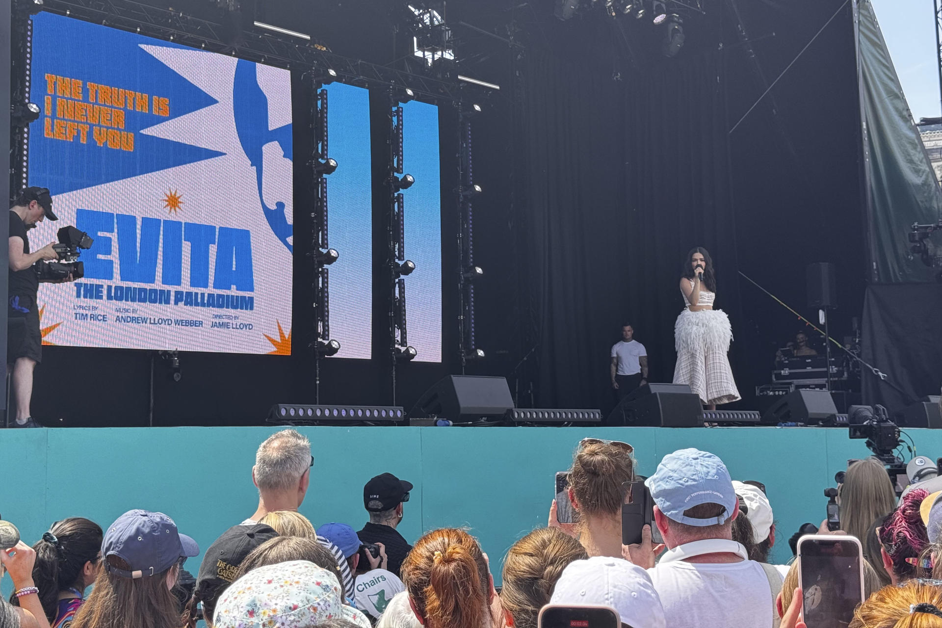 LONDRES, 21/06/2025.- Londres se reivindica este fin de semana como capital mundial del teatro con el espectáculo West End Live, que celebrará su 20 aniversario con actuaciones en directo de decenas de compañías musicales en la emblemática plaza de Trafalgar Square. En la imagen, la actriz estadounidense Rachel Zegler interpreta "Dont cry for me Argentina" como parte de su papel de Eva Perón en el musical Evita.EFE/ Raúl Bobé.

