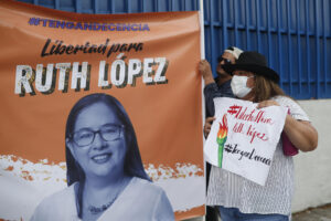 Personas realizan un plantón a las afueras del centro judicial Isidro Menéndez, en apoyo a defensora de derechos humanos, Ruth López, este miércoles en San Salvador (El Salvador). EFE/Rodrigo Sura