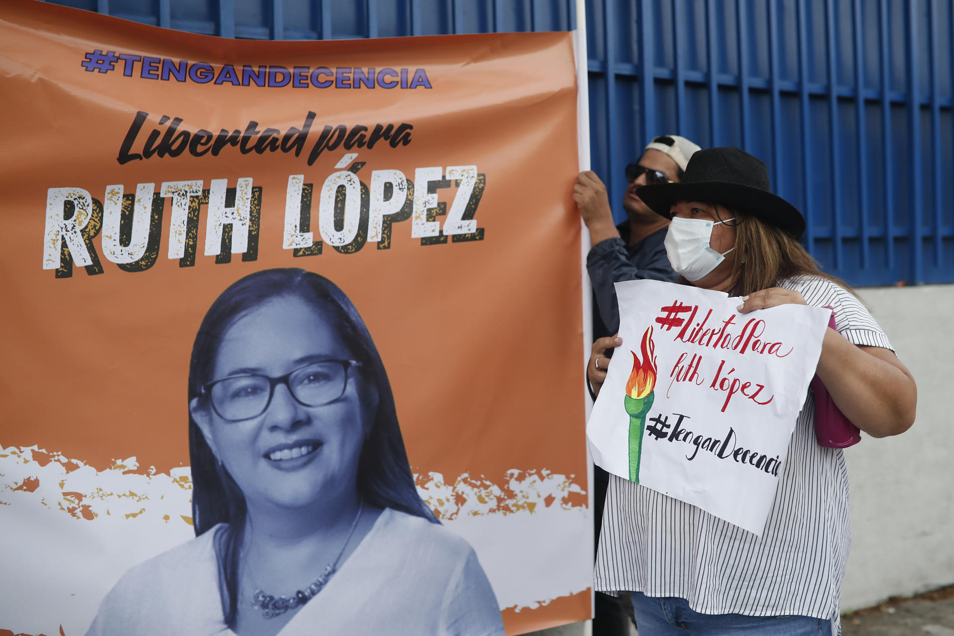 Personas realizan un plantón a las afueras del centro judicial Isidro Menéndez, en apoyo a defensora de derechos humanos, Ruth López, este miércoles en San Salvador (El Salvador). EFE/Rodrigo Sura