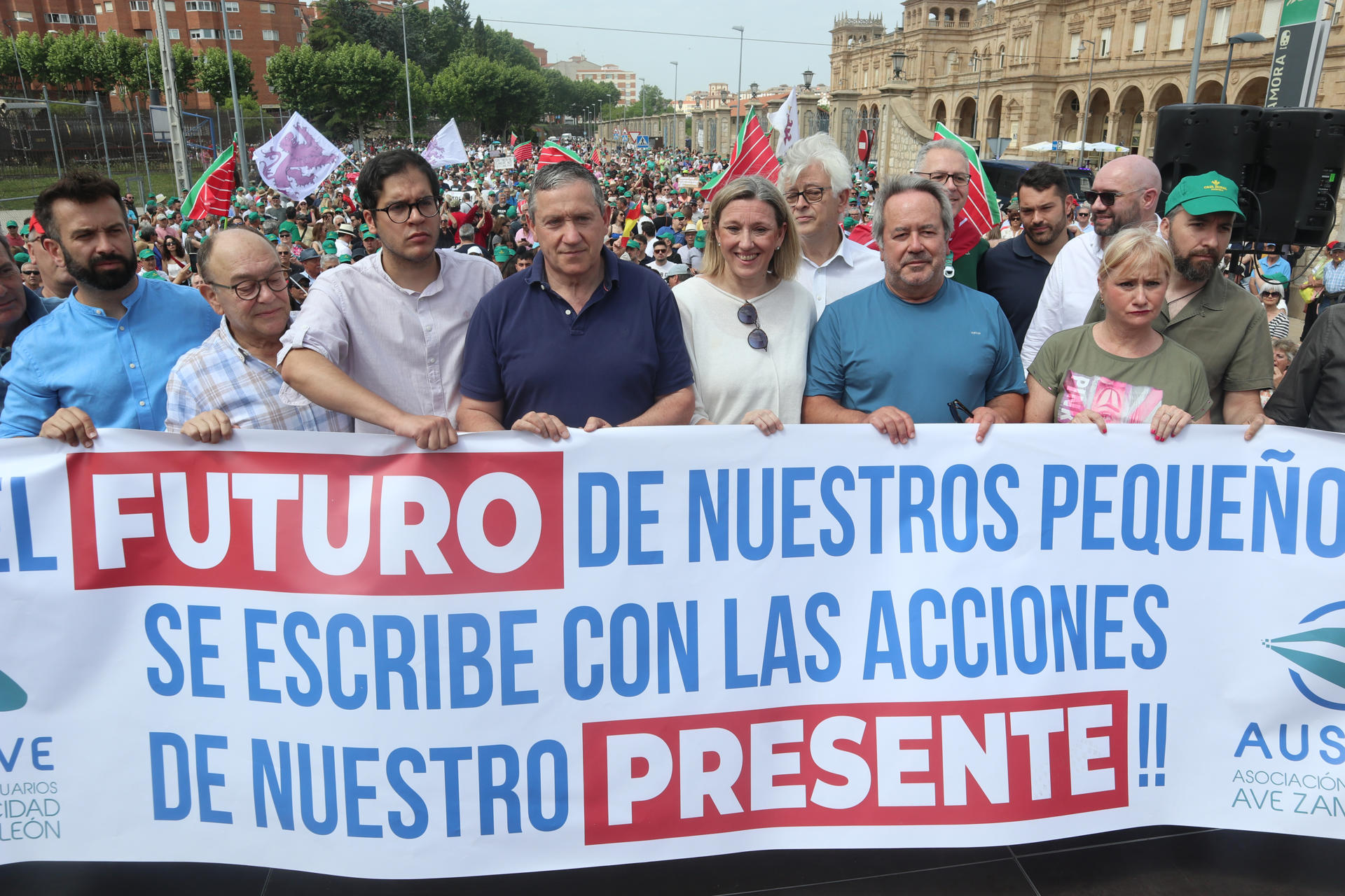 ZAMORA. 01/06/2025.- La Asociación de Usuarios AVE Zamora convoca una manifestación en la capital zamorana para protestar contra la supresión de tres paradas diarias del AVE en Otero de Sanabria (Zamora). EFE/Mariam A. Montesinos