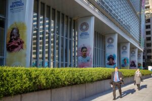 Fotografía de archivo fechada el 18 de abril de 2018 de personas caminando frente al edificio del Grupo del Banco Mundial en Washington (EE.UU.). EPA/Shawn Thew