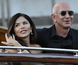 El fundador de Amazon, Jeff Bezos, y la expresentadora Lauren Sánchez, en Venecia el 28 de junio de 2025. EFE/EPA/DANIEL DAL ZENNARO