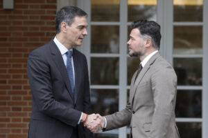 El presidente del Gobierno, Pedro Sánchez (i) recibe al portavoz de ERC en el Congreso, Gabriel Rufián (d), en Moncloa, en una imagen de archivo. EFE/Javier Lizón