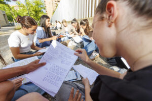 Fotografía de archivo de varias estudiantes. EFE/Javier Belver