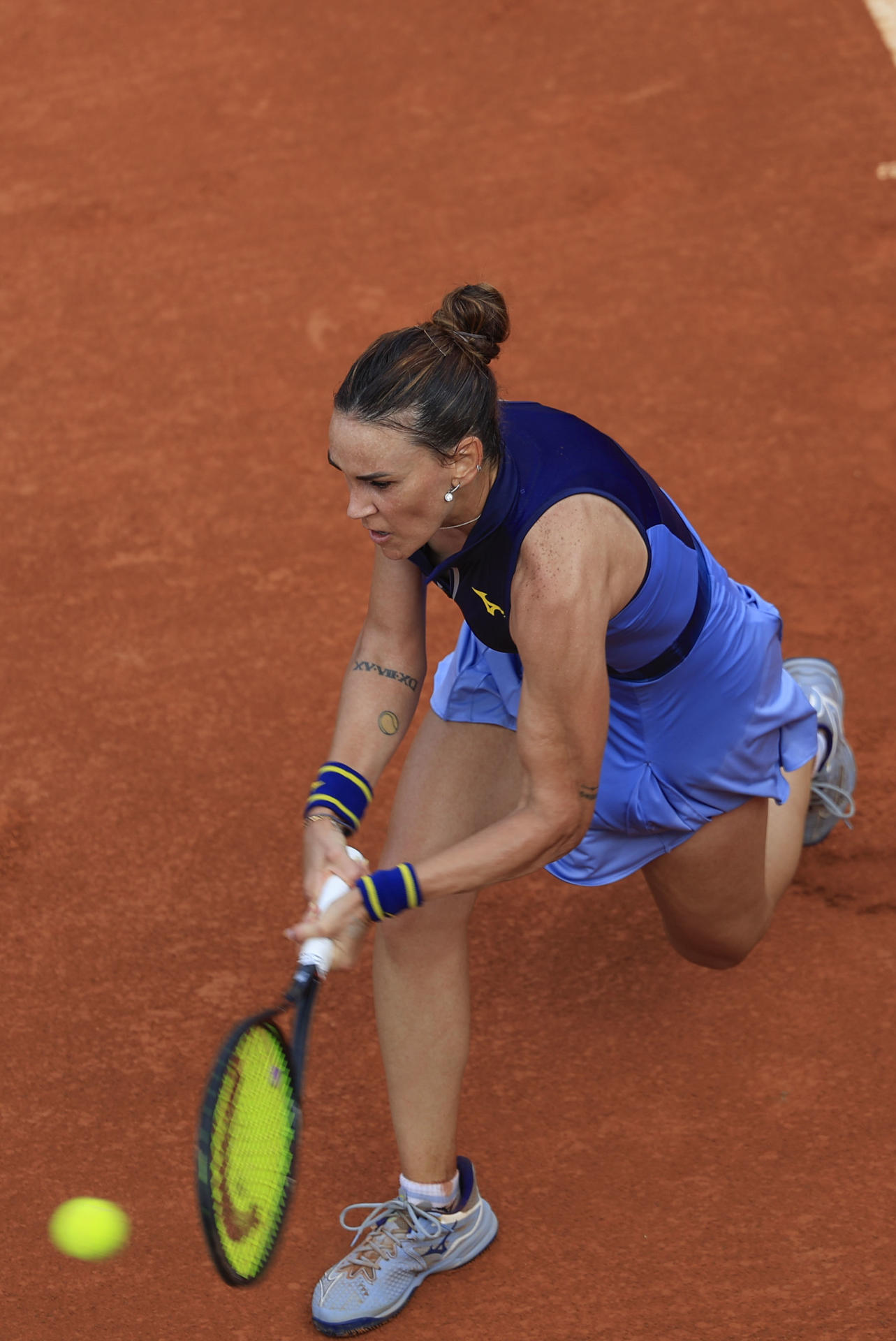 La tenista española Nuria Párrizas en acción ante la tenista estadounidense Louisa Chirico este domingo durante la final del BBVA Open Internacional de Valencia. EFE/ Kai Forsterling