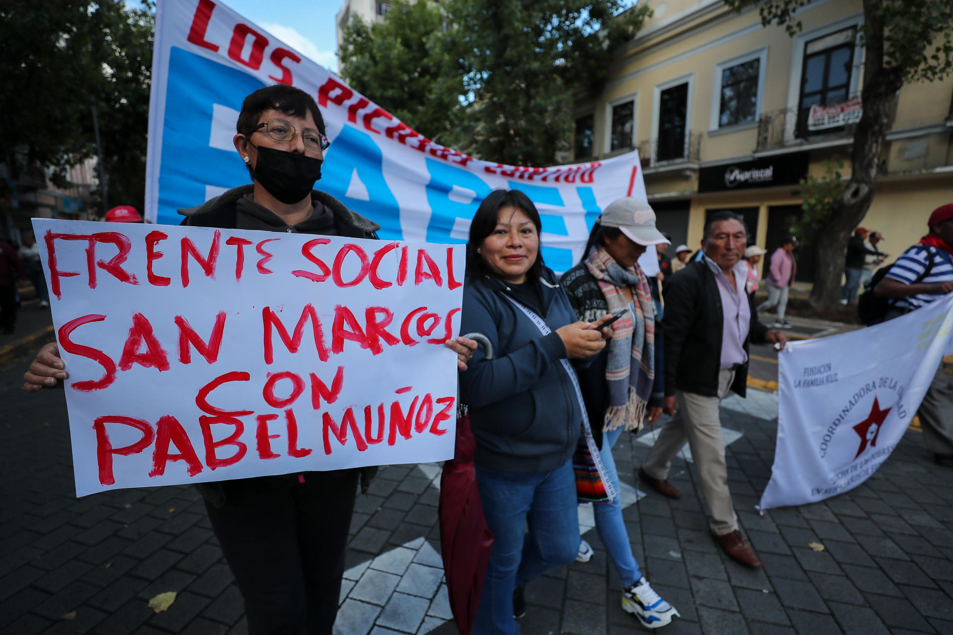 Varias personas se manifiestan para mostrar su apoyo al alcalde de Quito, Pabel Muñoz, en el marco de un proceso de revocatoria en su contra, este martes en Quito (Ecuador). EFE/ José Jácome