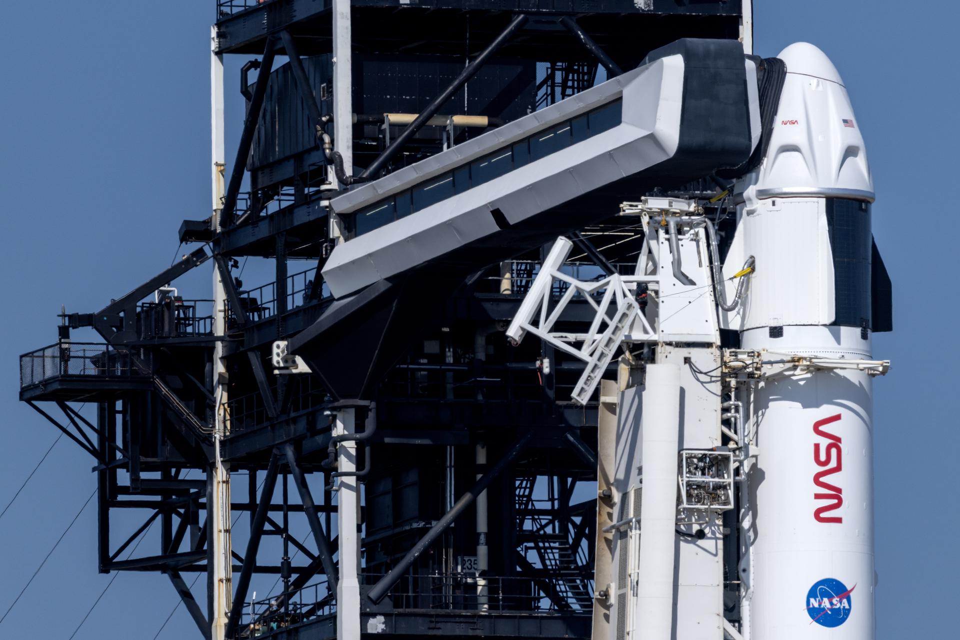 La nave espacial NASA SpaceX Dragon Endeavour en un cohete Falcon 9, en una fotografía de archivo. EFE/CRISTOBAL HERRERA-ULASHKEVICH