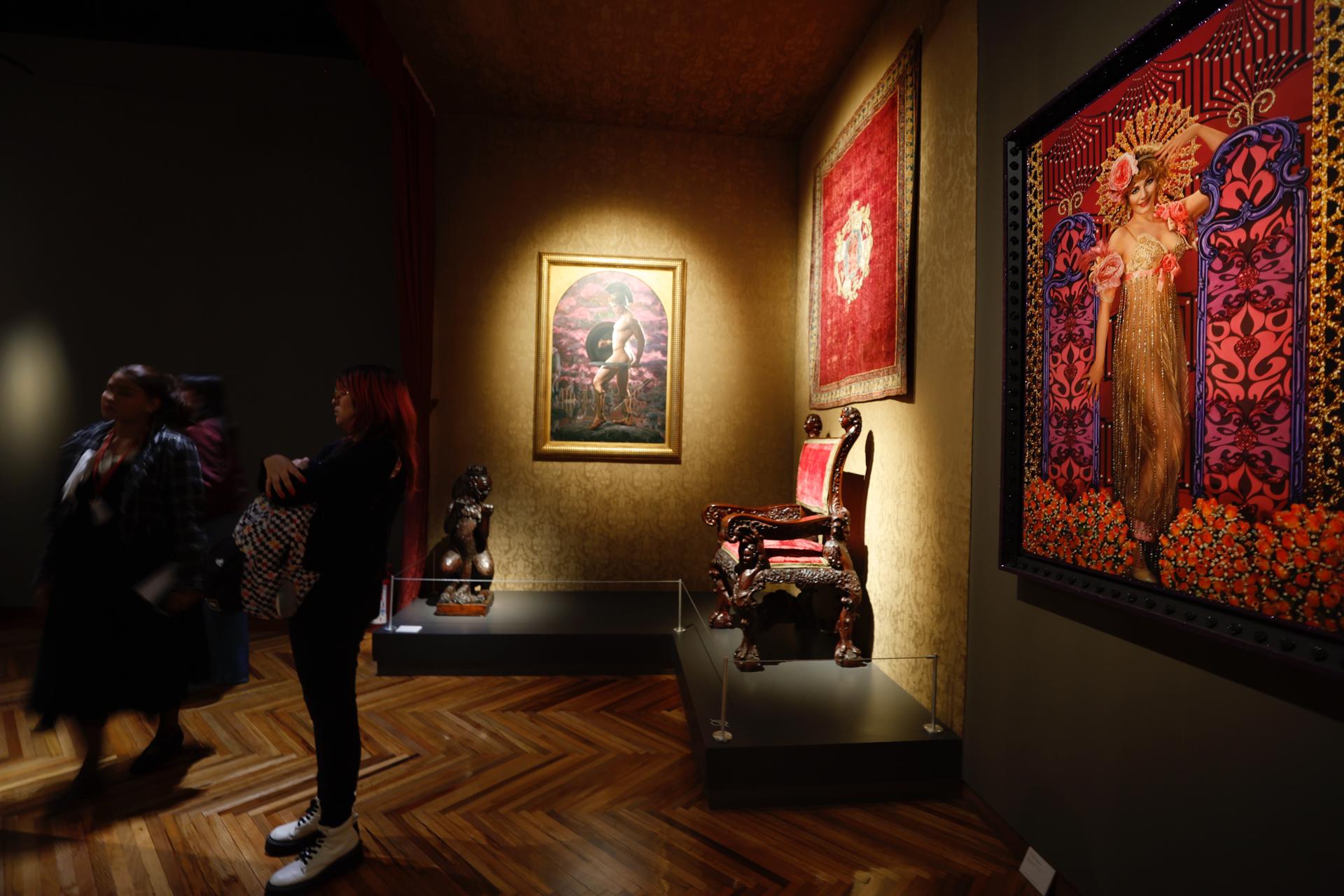 Personas asisten a la muestra 'Pierre et Gilles. EFE/ Sáshenka Gutiérrez
