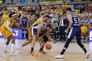 El jugador del Dreamland Gran Canaria Pierre Pelos (2i) y el jugador del Valencia Basket Matt Costello (2d) durante el segundo partido de la eliminatoria de cuartos de final de la Liga Endesa disputado este miércoles en el Gran Canaria Arena, en Las Palmas de Gran Canaria. EFE/ Elvira Urquijo A.