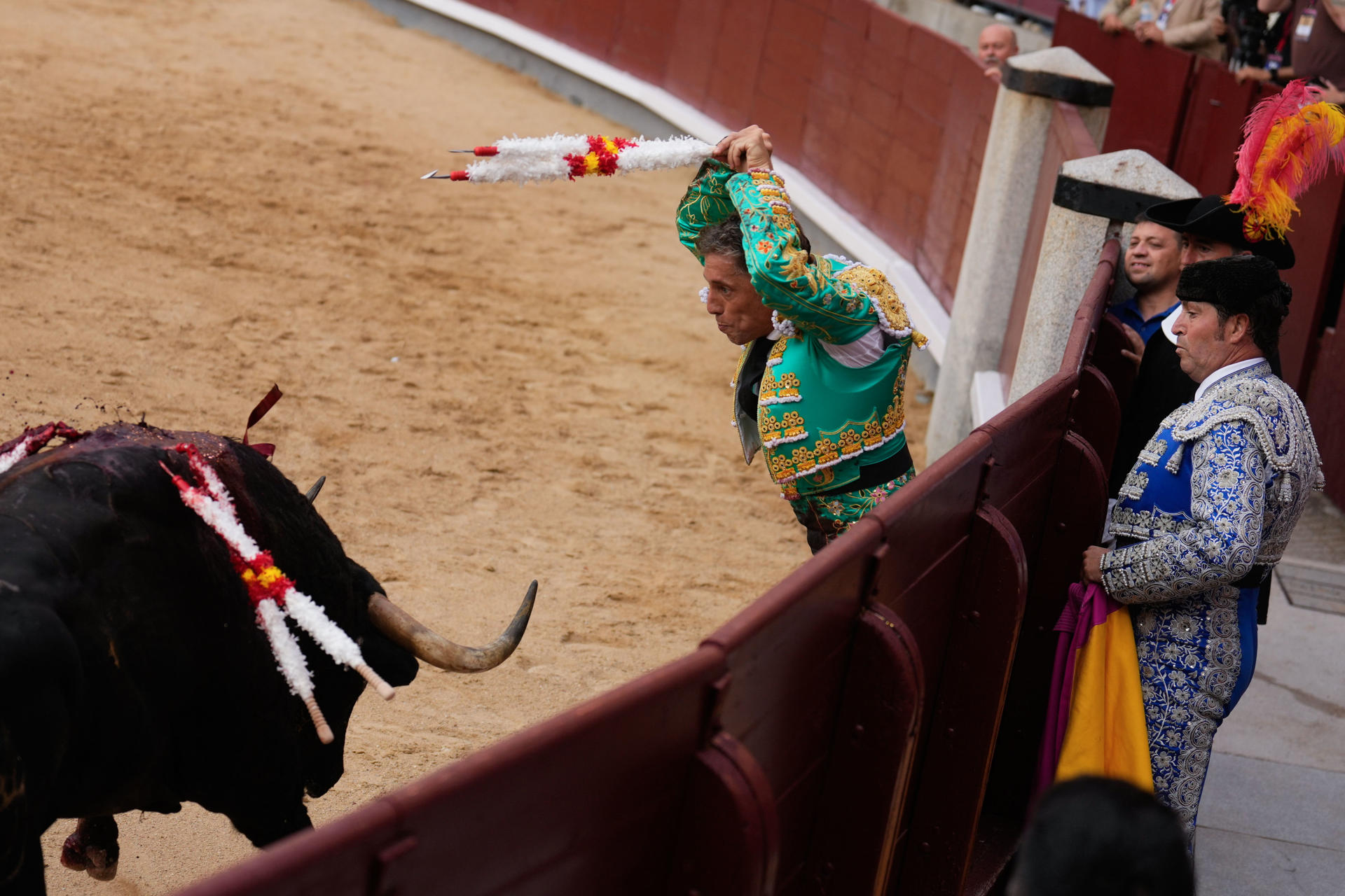El diestro Manuel Escribano se dispone a colocar un par de banderillas al segundo de los de su lote, durante la corrida de la Feria de San Isidro celebrada este miércoles en la plaza de toros de Las Ventas, en Madrid. EFE/Borja Sánchez-Trillo