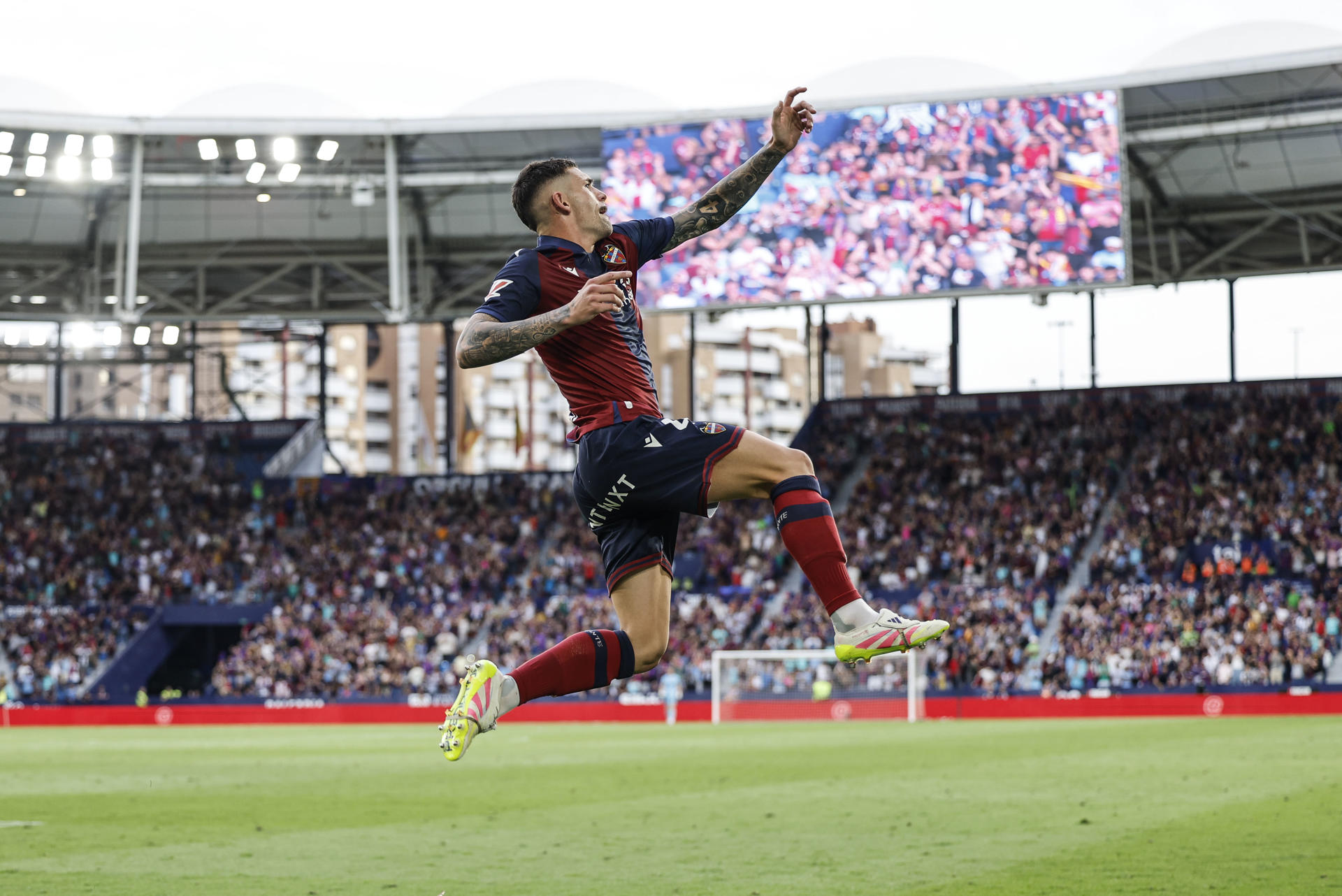 El defensa del Levante Adrián de la Fuente celebra su gol contra el Eibar, durante el partido correspondiente a la última jornada de la Liga Hypermotion que disputaron Levante y Eibar este domingo en el estadio Ciutat de Valencia.- EFE/ Ana Escobar