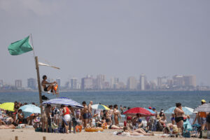 Imagen de la playa de la Patacona, en Alboraia (Valencia), este domingo. EFE/Manuel Bruque