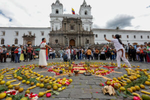Personas participan en la celebración del Inti Raymi (Fiesta del Sol, en quechua) este sábado, en Quito (Ecuador). EFE/ Santiago Fernández