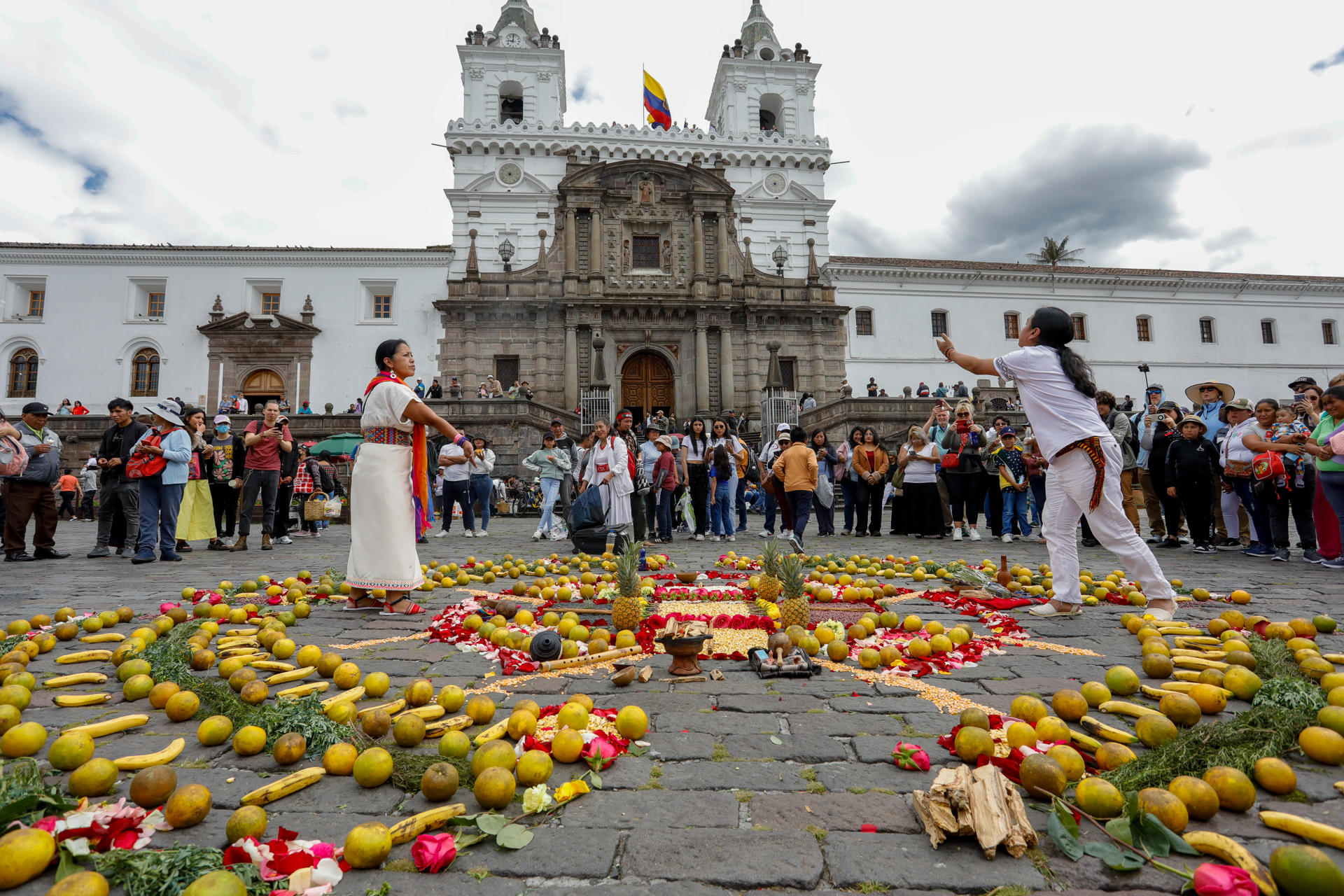 Personas participan en la celebración del Inti Raymi (Fiesta del Sol, en quechua) este sábado, en Quito (Ecuador). EFE/ Santiago Fernández