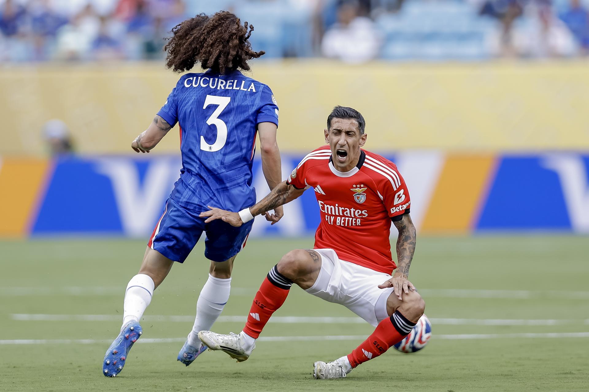 Marc Cucurella (i), del Chelsea, le comete falta a Ángel Di María, del Benfica, en el partido del Mundial de Clubes en Charlotte. EFE/EPA/BRIAN WESTERHOLT