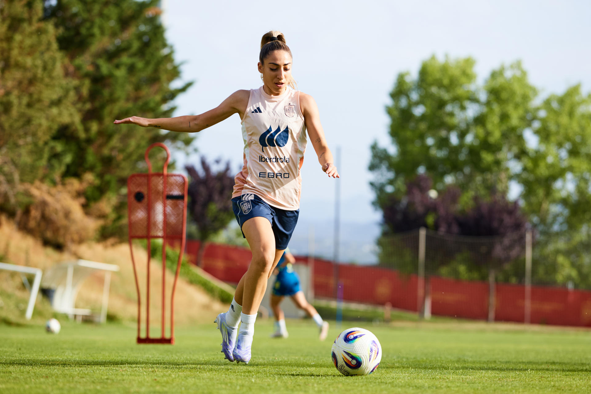 La defensa de la selección española de fútbol Olga Carmona durante el entrenamiento del equipo en la Ciudad del Fútbol de Las Rozas, Madrid, donde continúa la concentración del equipo para seguir preparándose para la Eurocopa de Suiza. EFE/David Aliaga / RFEF/ SOLO USO EDITORIAL, SOLO DISPONIBLE PARA ILUSTRAR LA NOTICIA QUE ACOMPAÑA (CRÉDITO OBLIGATORIO)