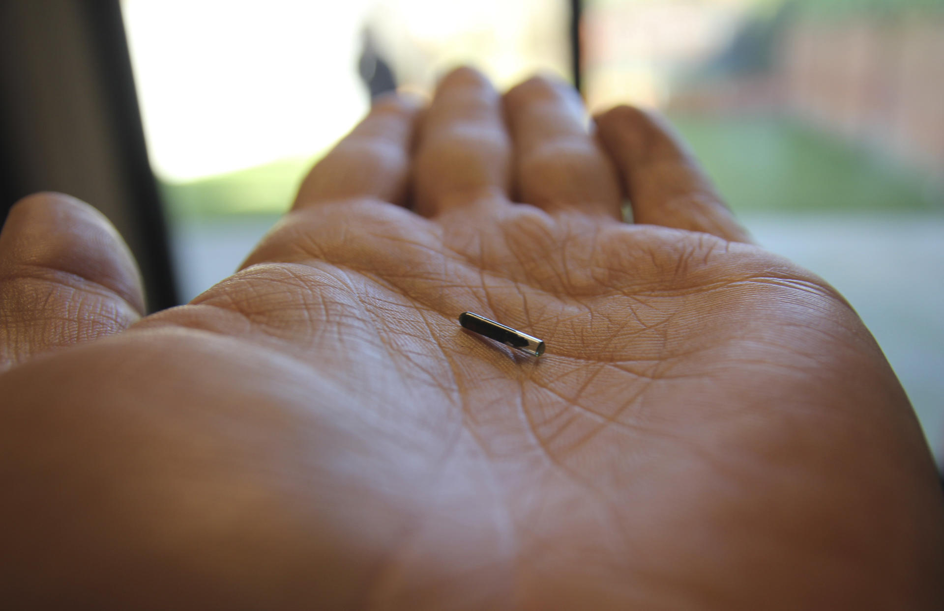 Imagen de un chip implantable en el cuerpo humano. EFE/Javier Albisu/Archivo