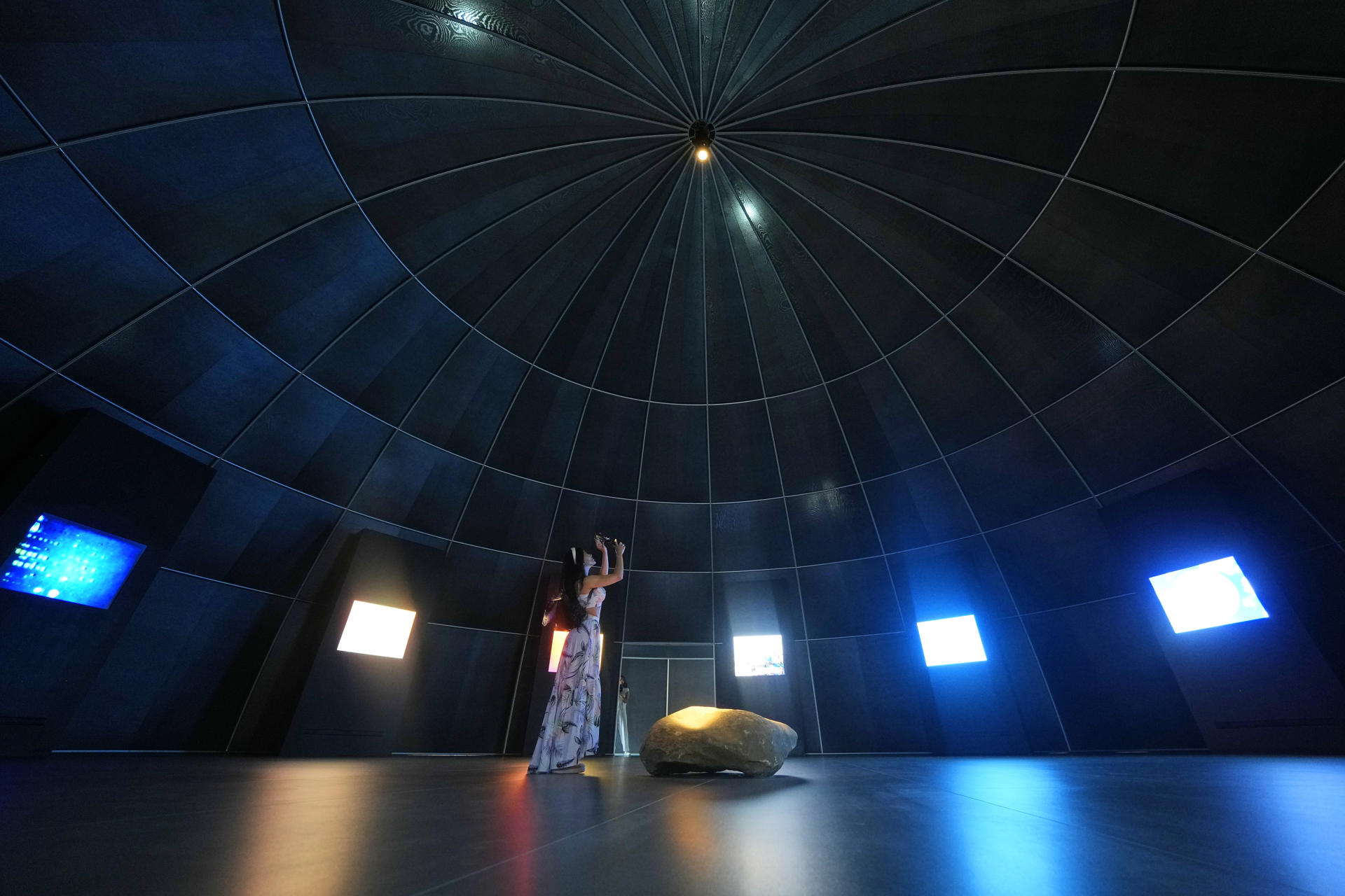 El Museo Nacional de Arte de Cataluña expone hasta el 11 de septiembre en la Sala Oval del MNAC la instalación multimedia 'Des del Centre', una adaptación para el museo barcelonés de 'From the Center', creada por Eugènia Balcells en la ciudad de Nueva York entre los años 1980 y 1982. EFE/Alejandro García