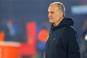 El seleccionador de Uruguay, Marcelo Bielsa, en acción ante Venezuela en el partido por las eliminatorias sudamericanas para el Mundial 2026. EFE/Gastón Britos