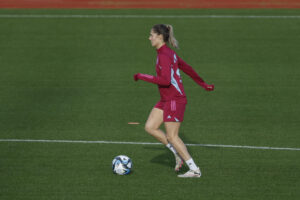 La nueva jugadora del FC Barcelona e internacional española Laia Aleixandri participa en un entrenamiento de la selección. EFE/JuanJo Martín