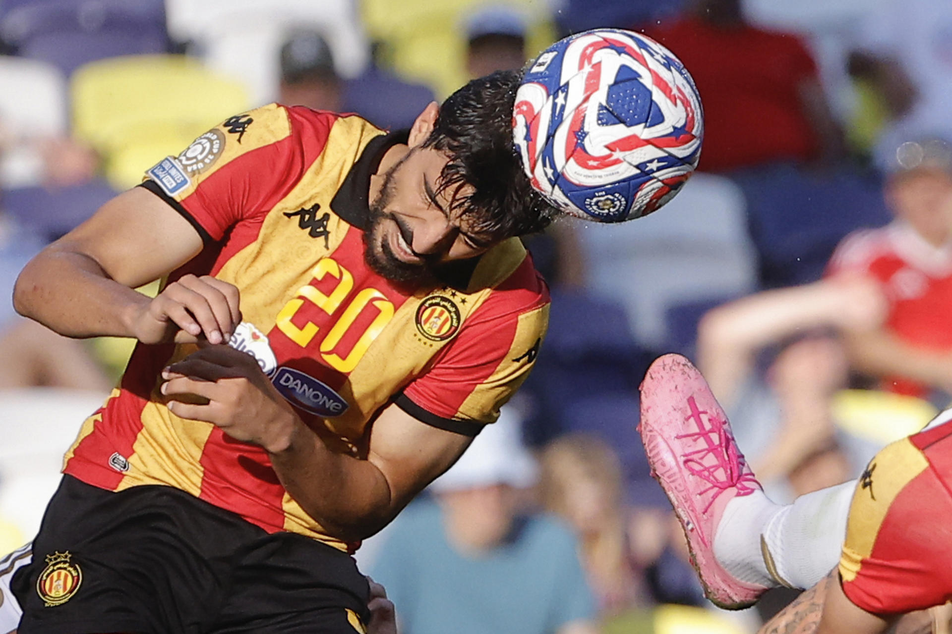 Amine Ben Hmida de Espérance de Tunis cabecea el balón ante Los Angeles FC. EFE/ Juan Ignacio Roncoroni