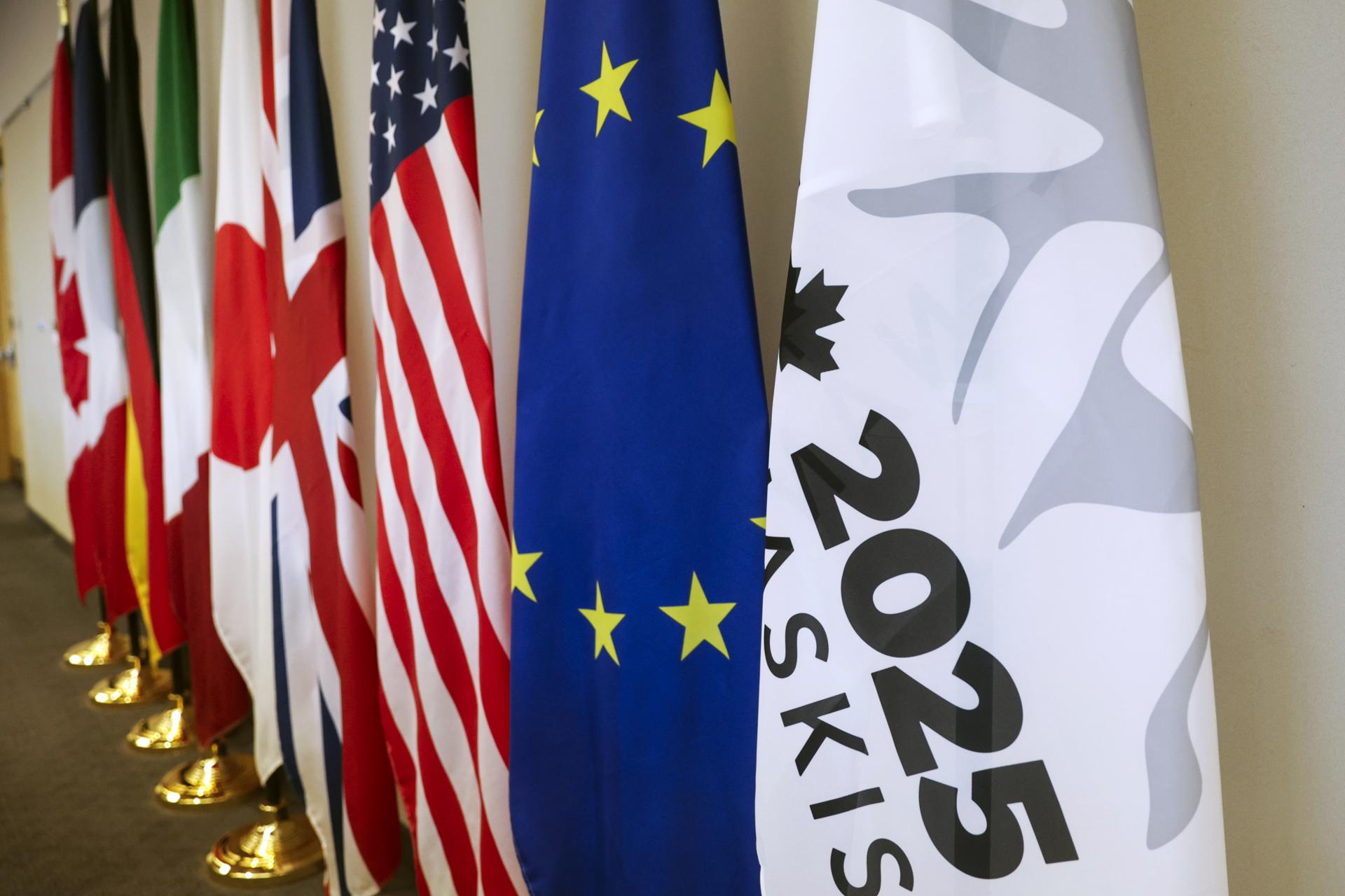Banderas de los países del G7 cerca del Centro Internacional de Prensa en Banff, en Alberta (Canadá), donde tiene lugar la cumbre del grupo entre el 15 al 17 de junio. EFE/EPA/TERESA SUAREZ
BANFF (Canada), 15/06/2025.- Flags of the G7 countries are displayed in a press room of the International Media Centre for the G7 Summit, in Banff, Alberta, Canada, 15 June 2025. World leaders will gather in nearby Kananaskis, Alberta from 15 to 17 June 2025 for the annual G7 Summit. EFE/EPA/TERESA SUAREZ
