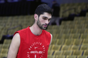 Fotografía de archivo del 26 de abril del 2025 de Santi Aldama de los Grizzlies de Memphis. EFE/Karen Pulfer Focht