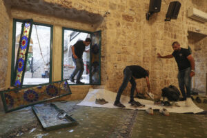 Vista de los destrozos causados por un ataque iraní en Haifa (Israel), este viernes. Irán lanzó casi 30 misiles en su último ataque en la tarde de este viernes, en el séptimo día de hostilidades entre las potencias, según el servicio de voluntarios United Hatzalah, de los cuales al menos cinco hicieron impacto cerca de zonas residenciales. EFE/María Traspaderne