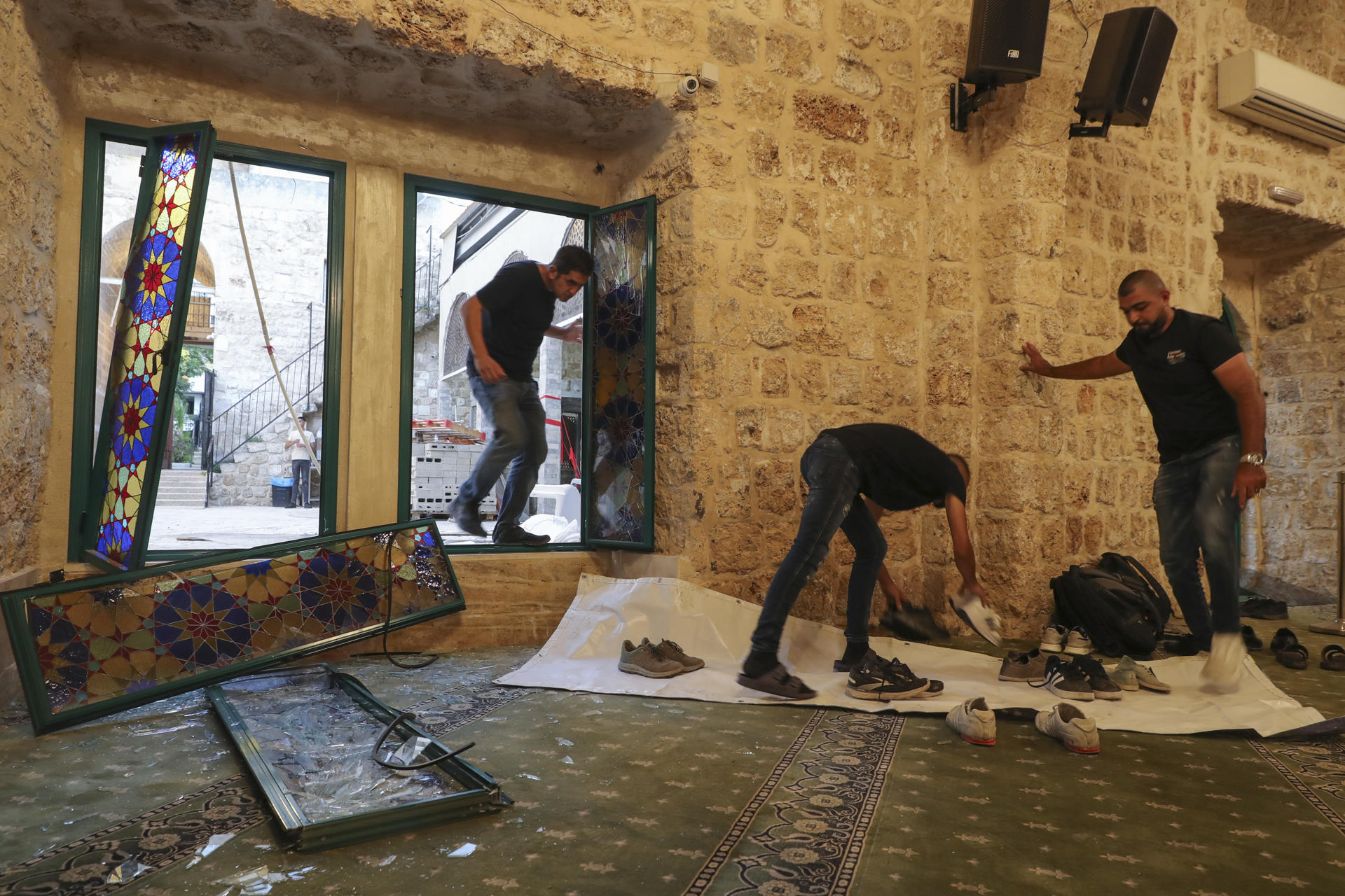 Vista de los destrozos causados por un ataque iraní en Haifa (Israel), este viernes. Irán lanzó casi 30 misiles en su último ataque en la tarde de este viernes, en el séptimo día de hostilidades entre las potencias, según el servicio de voluntarios United Hatzalah, de los cuales al menos cinco hicieron impacto cerca de zonas residenciales. EFE/María Traspaderne