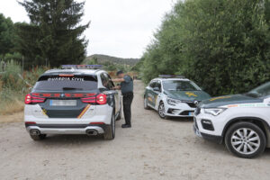 El Grupo de Actividades Subacuáticas de la Guardia Civil retoma la búsqueda del menor de 14 años desparecido en la tarde del domingo en el río Tormes en Alba de Tormes (Salamanca), unas labores para las que ya se cuenta con un caudal descendido después de que se haya retenido la salida de agua del embalse de Santa Teresa. EFE/JM García