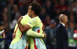 Mikel Oyarzabal (d) consuela a Alvaro Morata tras la final de la UEFA Nations League que han jugado Portugal y España en Múnich, Alemania EFE/EPA/ANNA SZILAGYI