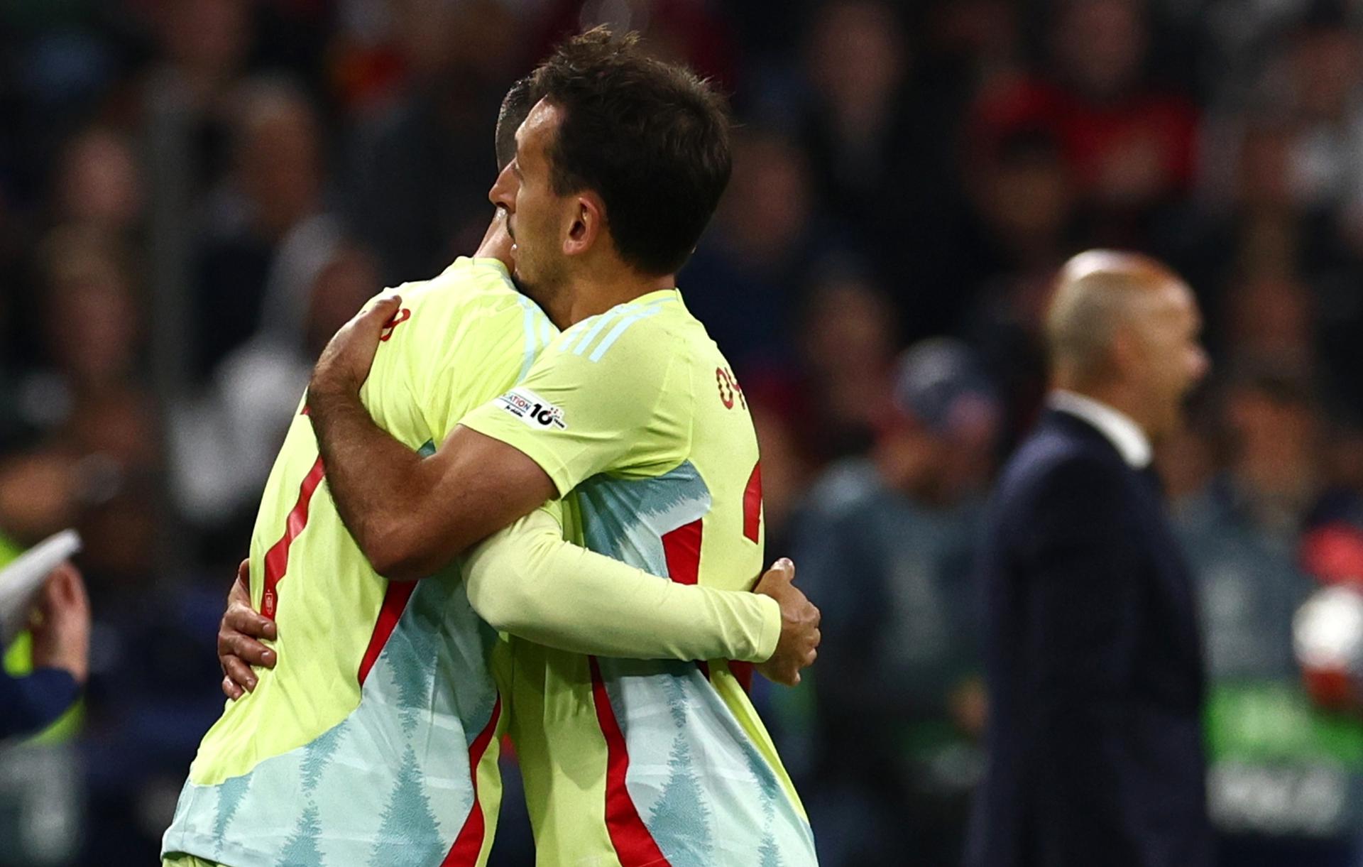 Mikel Oyarzabal (d) consuela a Alvaro Morata tras la final de la UEFA Nations League que han jugado Portugal y España en Múnich, Alemania EFE/EPA/ANNA SZILAGYI
