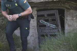 La Guardia Civil ha hallado este miércoles el cuerpo sin vida de una mujer de 41 años en Ruguilla, una pedanía perteneciente a Cifuentes (Guadalajara), que en espera de la indentificación podría corresponder al de la desaparecida desde hace una semana en esa zona. EFE/Nacho Izquierdo