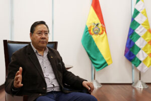 El presidente de Bolivia, Luis Arce, habla durante una entrevista con EFE este miércoles, en la Casa Grande del Pueblo en La Paz (Bolivia). EFE/ Luis Gandarillas