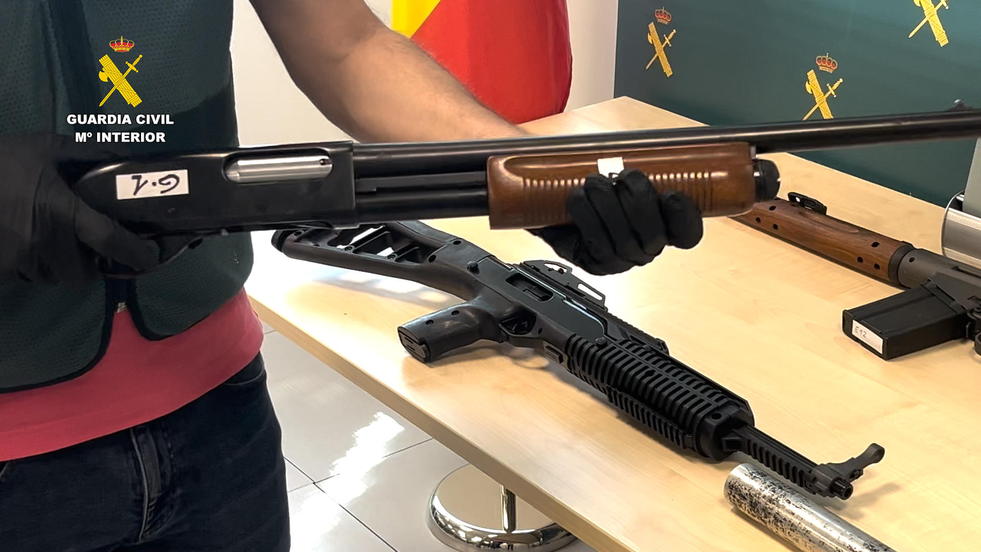 La Guardia Civil ha desarticulado una organización criminal que suministraba armas de fuego a narcotraficantes en una operación que ha llevado a la detención de 18 personas y a la imputación de otras seis en 16 registros desarrollados en Murcia, Alicante y Cádiz.  EFE/ Guardia Civil SOLO USO EDITORIAL/SOLO DISPONIBLE PARA ILUSTRAR LA NOTICIA QUE ACOMPAÑA (CRÉDITO OBLIGATORIO)
