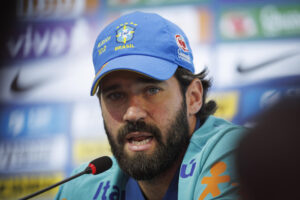 El guardameta titular de la selección brasileña Alisson Becker habla este sábado con periodistas en Sao Paulo sobre los cambios que ha introducido el entrenador Carlo Ancelotti y el partido de eliminatorias del Mundial de 2026 del próximo martes con Paraguay. EFE/ Isaac Fontana