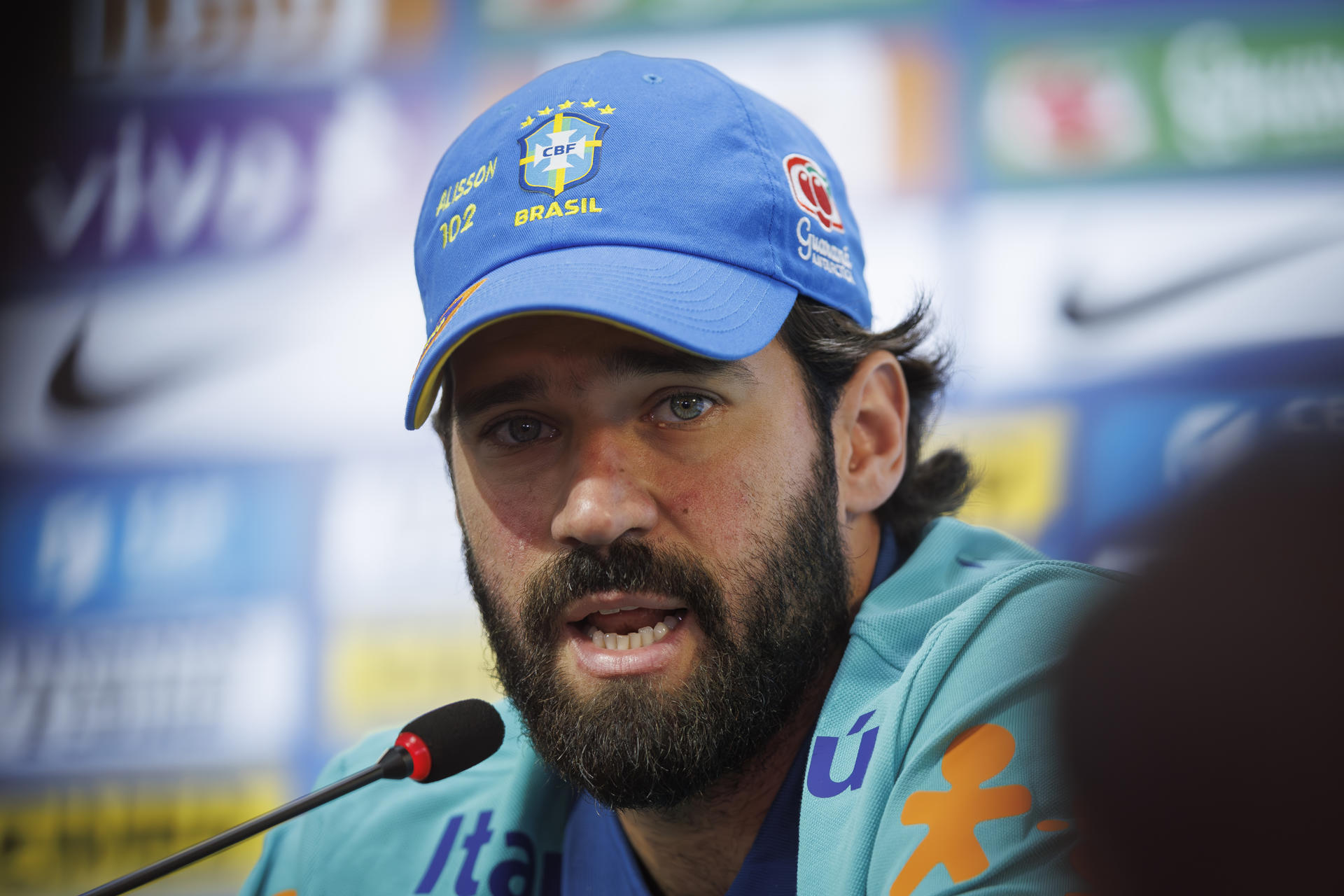 El guardameta titular de la selección brasileña Alisson Becker habla este sábado con periodistas en Sao Paulo sobre los cambios que ha introducido el entrenador Carlo Ancelotti y el partido de eliminatorias del Mundial de 2026 del próximo martes con Paraguay. EFE/ Isaac Fontana